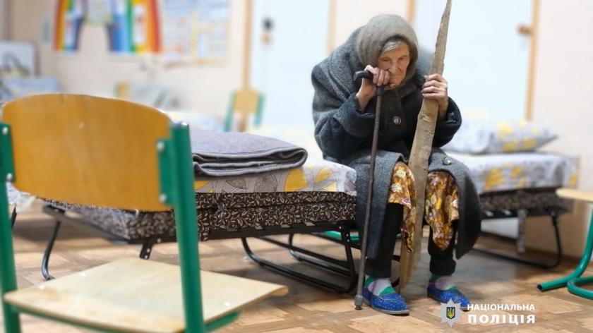 /VIDEO/ „Era înfricoșător”: O ucraineană de 98 de ani a mers 10 km pe jos, prin bombardamente, în căutarea siguranței