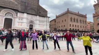 /VIDEO/ „Ciuleandra”, în inima Bologniei: Sute de oameni, uniți într-o horă pe fundalul melodiei emblematice a Mariei Tănase