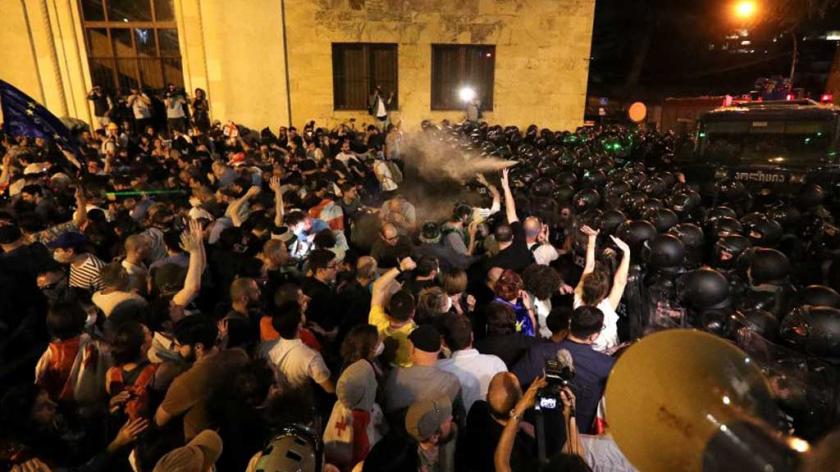 /ВИДЕО/ Водометы и слезоточивый газ: в Тбилиси ночью предприняли попытку разогнать митинг против "закона об иноагентах"