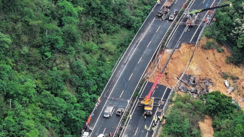/VIDEO/ Tragedie în China: Cel puțin 24 de oameni au murit, după ce o autostradă s-a prăbușit