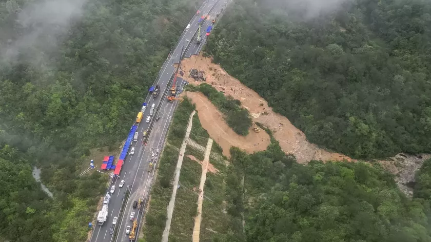 Cel puțin 36 de persoane au murit în China după ce o porțiune de autostradă s-a prăbușit în sudul țării
