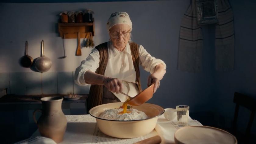 /VIDEO/ Spot emoționant, în preajma sărbătorilor de Paște: O bunicuță își așteaptă copiii și nepoțiii acasă