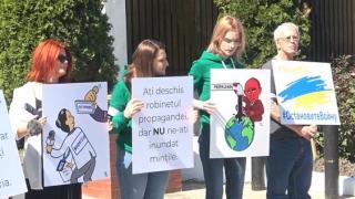 У посольства РФ в Кишиневе организовали флешмоб в поддержку российских журналистов 
