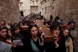 /ВИДЕО/ Страстная пятница: в Иерусалиме верующие воссоздали Крестный путь
