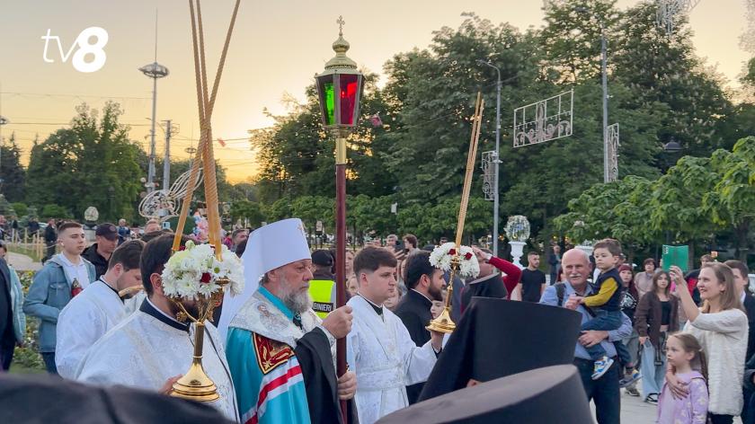 /VIDEO/ Focul Haric a ajuns la Chișinău: Zeci de enoriași și preoți s-au adunat la Catedrala din Capitală