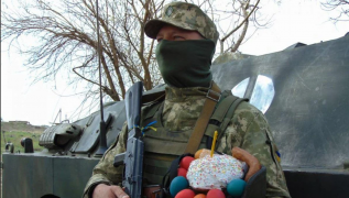 /ВИДЕО/ Украинские солдаты встречают Пасху в окопах