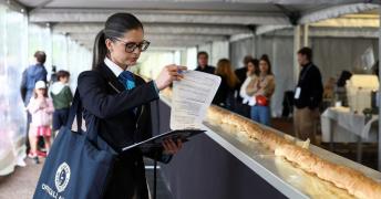 /ВИДЕО/ Во Франции испекли самый длинный в мире багет