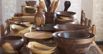 Из поваров - в ремесленники: житель села Тэнэтарь изготавливает резную и расписную деревянную посуду