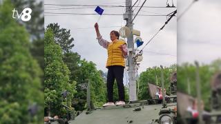 /VIDEO/ „Drumul corect e spre Europa”. Urcată pe o blindată, o femeie îndeamnă cetățenii să participe la referendum