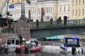 /ВИДЕО/ В Петербурге рейсовый автобус с пассажирами упал в реку. Есть погибшие