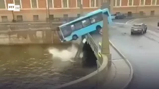 /VIDEO/ Imagini șocante din Sankt Petersburg: Șapte morți, după ce un autobuz a căzut de pe pod, în râul Moika
