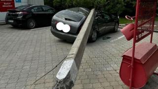 /VIDEO/ O mașină dintr-o benzinărie, făcută zob după ce un stâlp a căzut peste ea. Pilonul s-a rupt după ce a fost lovit de o roată