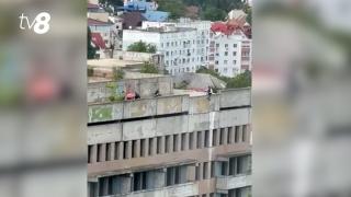 /VIDEO/ Scenă de groază în capitală! Un tânăr a amenințat că se va arunca în gol de pe o clădire abandonată 