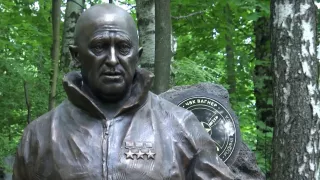 /VIDEO/ Au trecut aproape 10 luni de la moartea liderului Wagner. Coadă la statuia proaspăt instalată a lui Prigojin