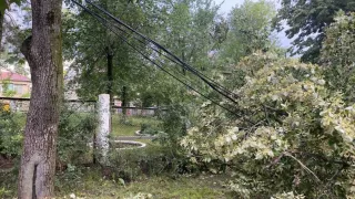 /VIDEO/ Încă o victimă a furtunii! O copilă de 13 ani, găsită moartă sub un copac doborât de vânt. Imagine cu impact emoțional