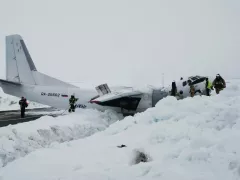 /FOTO/ Situație de urgență lângă un aeroport din Siberia. Un avion cu pasageri s-a rupt de la jumătate, în timpul aterizării forțate
