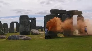 /VIDEO/ Monument celebru, vandalizat: Stonehenge din Marea Britanie a fost stropit cu vopsea 
