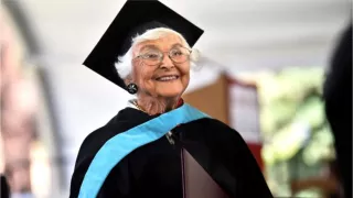 Absolventă la 105 ani: O femeie care a intrat la facultate, înainte de al Doilea Război Mondial, ridică diploma de master