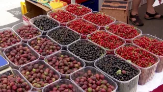 /VIDEO/ Abundența de fructe și legume a scăzut prețul acestora. Care au fost produsele cele mai scumpe la un târg din Capitală