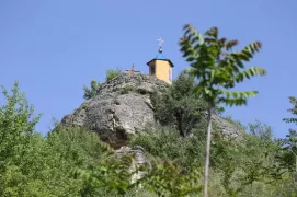 Un tânăr a căzut în gol 30 de metri, după ce a alunecat de pe o stâncă, la Mănăstirea Saharna
