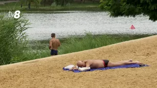 /VIDEO/ Ignoră avertismentul? Oamenii se scaldă în lacurile din Chișinău, deși sunt contaminate cu bacterii