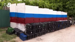 /VIDEO/ Bărbatul care a adunat 7 remorci de gunoi a comis-o din nou. A ascuns alte tone după un perete vopsit în culorile drapelului rus