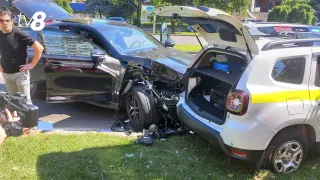 /VIDEO/ Polițist, la un pas de a fi strivit între mașini: Cum a fost salvat în ultima clipă, după un accident în lanț