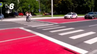 /ВИДЕО/ "Красные дорожки" для водителей: в Кишиневе наносят разметку по новой технологии
