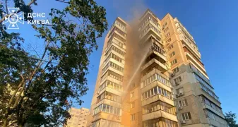 В Киеве обломки ракеты упали на жилой дом, начался пожар