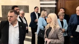 /VIDEO/ S-au dat din nou în spectacol: Deputații lui Șor au încercat să intre la ședință, deși au interdicție
