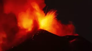 /VIDEO/ Imagini pentru TV8. Erupția vulcanului Etna, filmată de turiști moldoveni din Italia