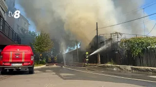 /VIDEO/ Incendiu puternic în Capitală. O casă de locuit, cuprinsă de flăcări: Cinci echipe de pompieri luptă cu focul