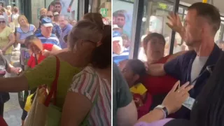 /VIDEO/ Bătaie în troleibuz! O femeie a agresat taxatorul, după ce nu a plătit călătoria. Avea un copil în brațe