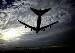 /VIDEO/ Un avion cu pasageri s-a prăbușit imediat după decolare: Cine este unicul supraviețuitor