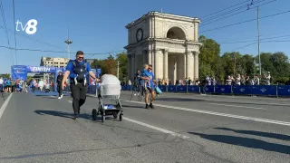 /VIDEO/ Cu copii în brațe, drapelul pe umeri sau în scaune cu rotile! Chișinăul a adunat la un loc mii de cetățeni la Euro Marathon 2024