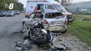 /VIDEO/ Imagini teribile de la Strășeni. O motocicletă s-a izbit violent într-o mașină. Motociclistul, transportat la spital