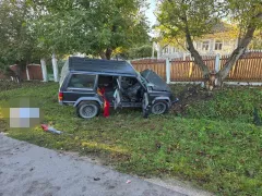 Accident cumplit la Clocușna: O femeie a murit după ce o mașină s-a lovit de un copac. Șoferul, transportat la spital