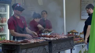 /VIDEO/ În parcul „Ștefan cel Mare și Sfânt” a mirosit a frigărui. Cu ce delicii s-au delectat pofticioșii la Sreet Food Festival