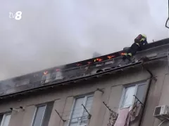 /VIDEO/ Incendiu puternic în Chișinău. Mansarda unui bloc de locuit a luat foc