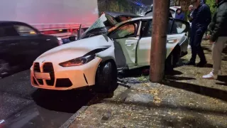 /VIDEO/ Drift nereușit cu BMW oprit în stâlp, la Chișinău: 3 persoane au ajuns la spital