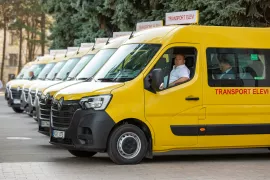 20 de microbuze noi pentru școlile din țară: Unitățile de transport, achiziționate cu suportul Guvernului României