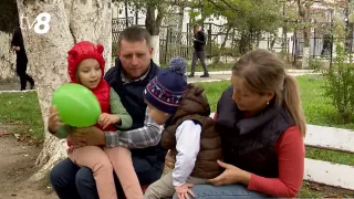 /VIDEO/ Târg de caritate la Bubuieci: Mai mulți elevi au gătit pentru a ajuta doi copii grav bolnavi
