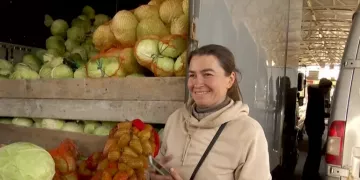 /ВИДЕО/ Стартовал сезон солений: граждане съезжаются на рынки за овощами