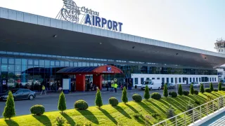 /FOTO/ Noi reguli de circulație la Aeroportul Chișinău: Trei benzi de circulație, dintre care una „kiss&go”