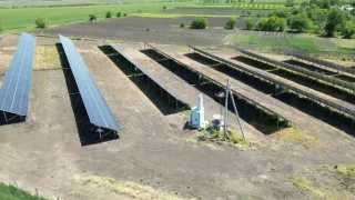 /VIDEO/ Investiție cu scandal: Un parc fotovoltaic de 4.000.000 de lei se prăfuiește pe câmp