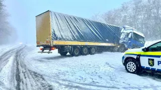 /ВИДЕО/ В Молдову пришел первый снег: водителей и пешеходов призвали быть внимательнее