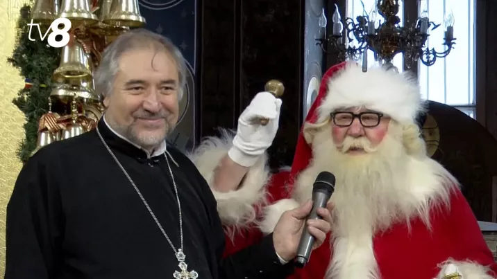/VIDEO/ Magia Nașterii Domnului la Biserica „Sfânta Teodora de la Sihla”: Preotul l-a sunat pe Moș Crăciun