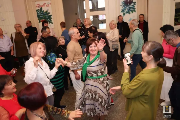 Sărbătorile nu-i țin în casă: Seniorii se pregătesc de o nouă rundă de dansuri