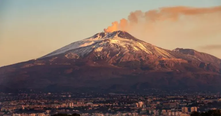 Muntele Etna dă semne noi de activitate vulcanică: Cenușă și materiale incandescente, aruncate la zeci de metri înălțime