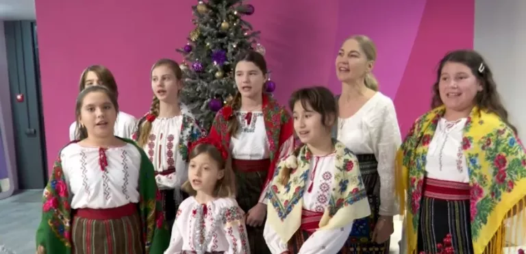 /VIDEO/ TV8 a primit primii colindători: Copiii de la Școala de Arte „Valeriu Poleakov” au umplut redacția de feerie și tradiție